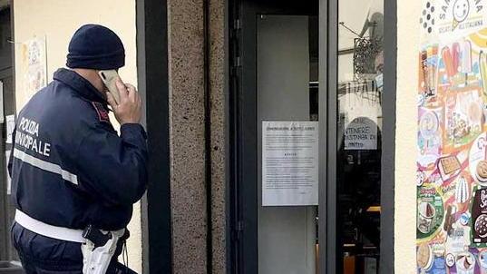 Bar chiuso e vendita vietata di alcolici al supermercato