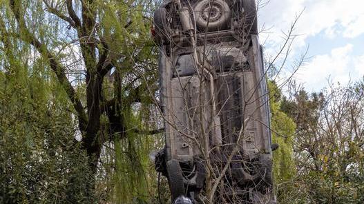 Perde il controllo dell’auto e piomba in un giardino