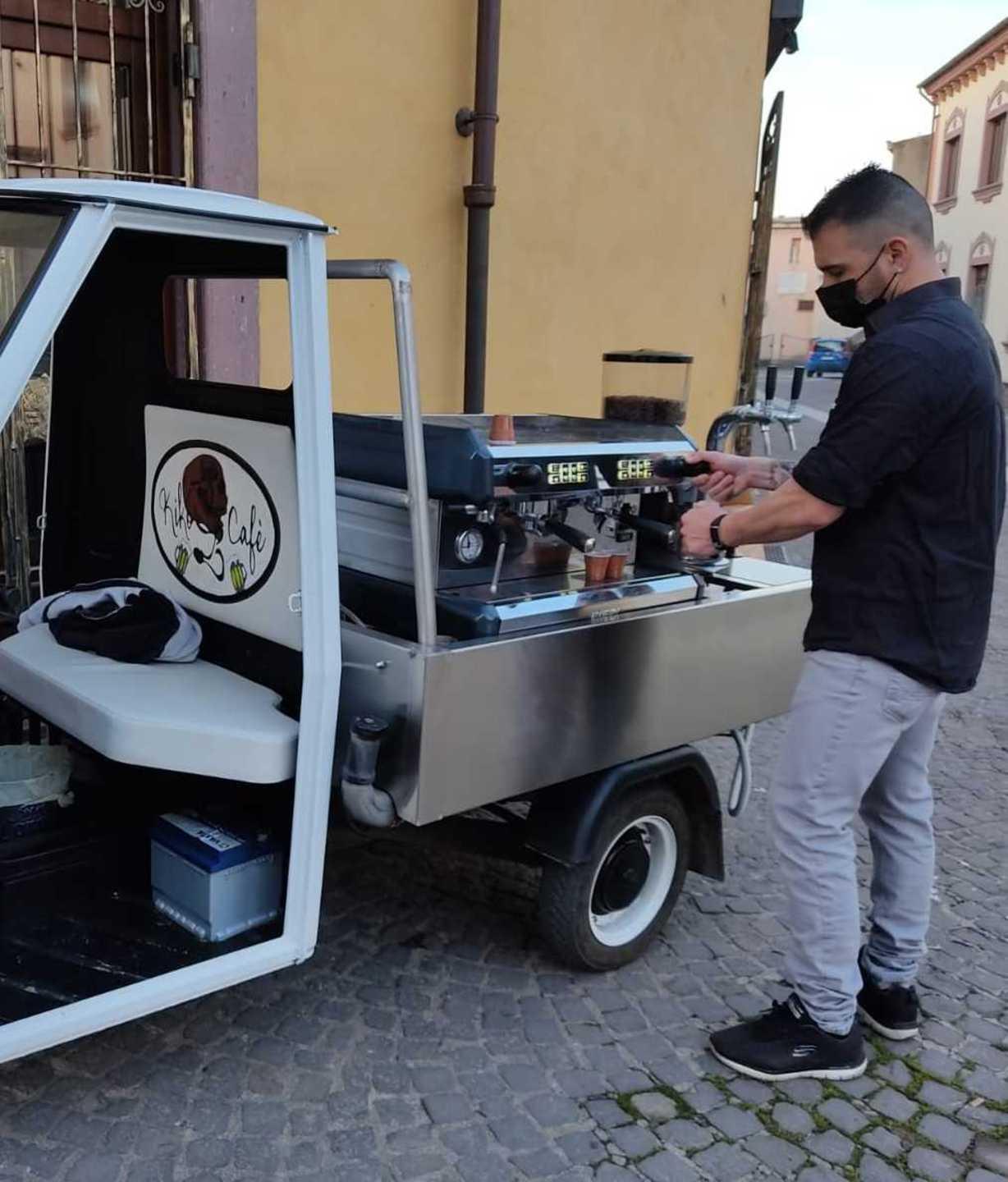 Il barista: «Facevo l’asporto con l’Ape-caffè, ora nulla»