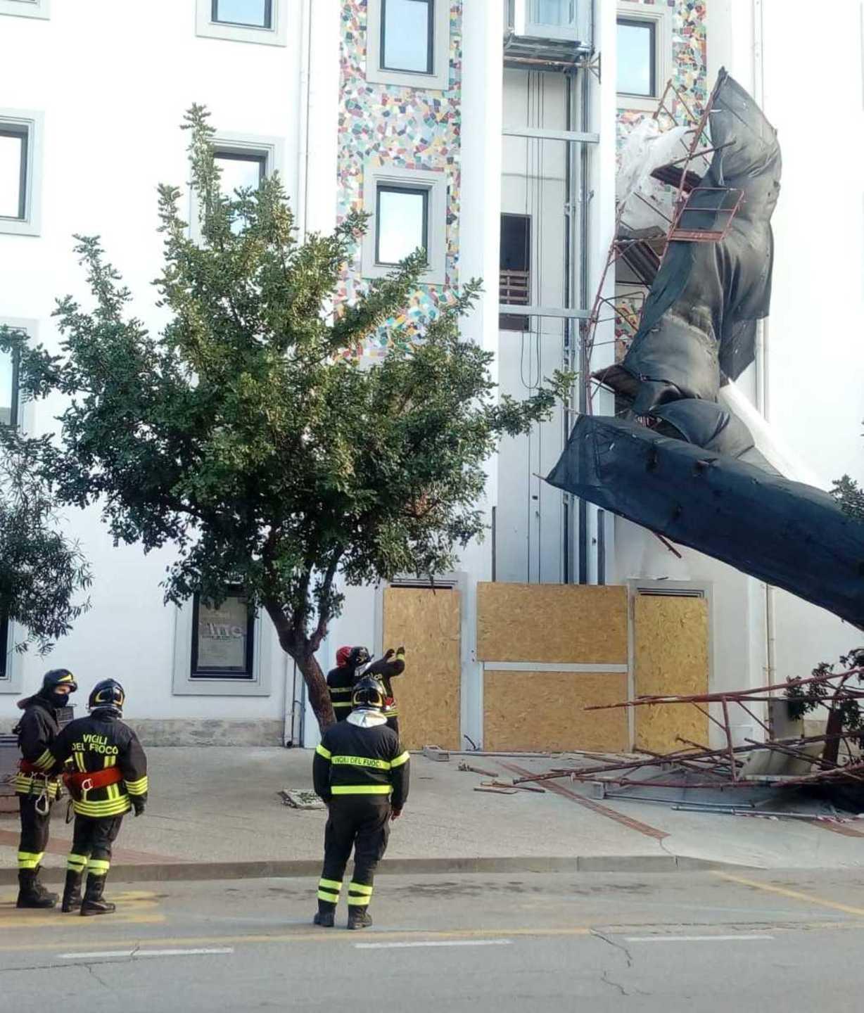 Le forti raffiche di maestrale fanno cadere un ponteggio 