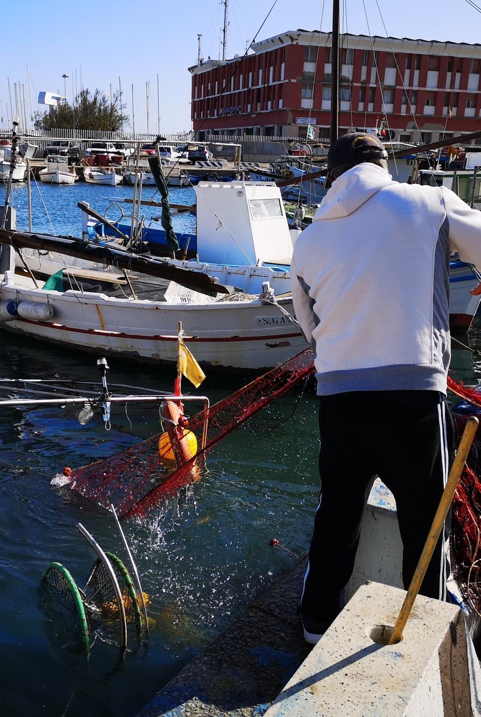 Piccola pesca, una barca affonda nella darsena