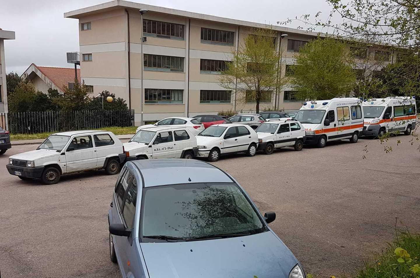 Ospedale, il cortile diventa un deposito di macchine fuori uso 