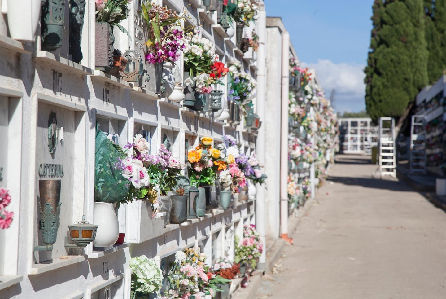 Chiusa nel cimitero, la salva la polizia 