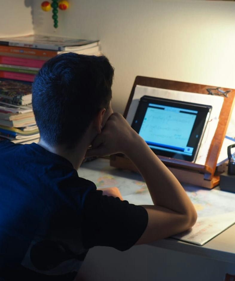 Contagi e zone rosse, la scuola chiude 