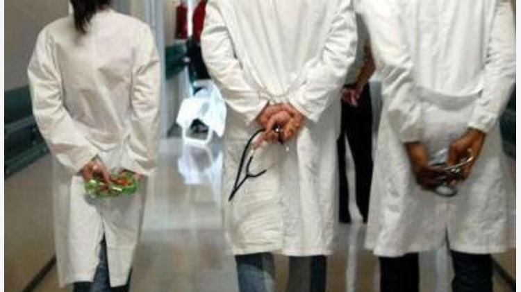 Modena. Verso la riduzione degli stipendi: protesta del personale sanitario al Policlinico
