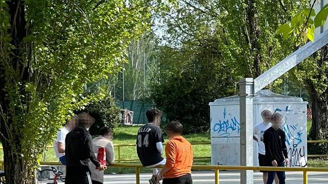 Modena. In 50 al campo Schiocchi «Tutti senza mascherina e nessuno fa niente»