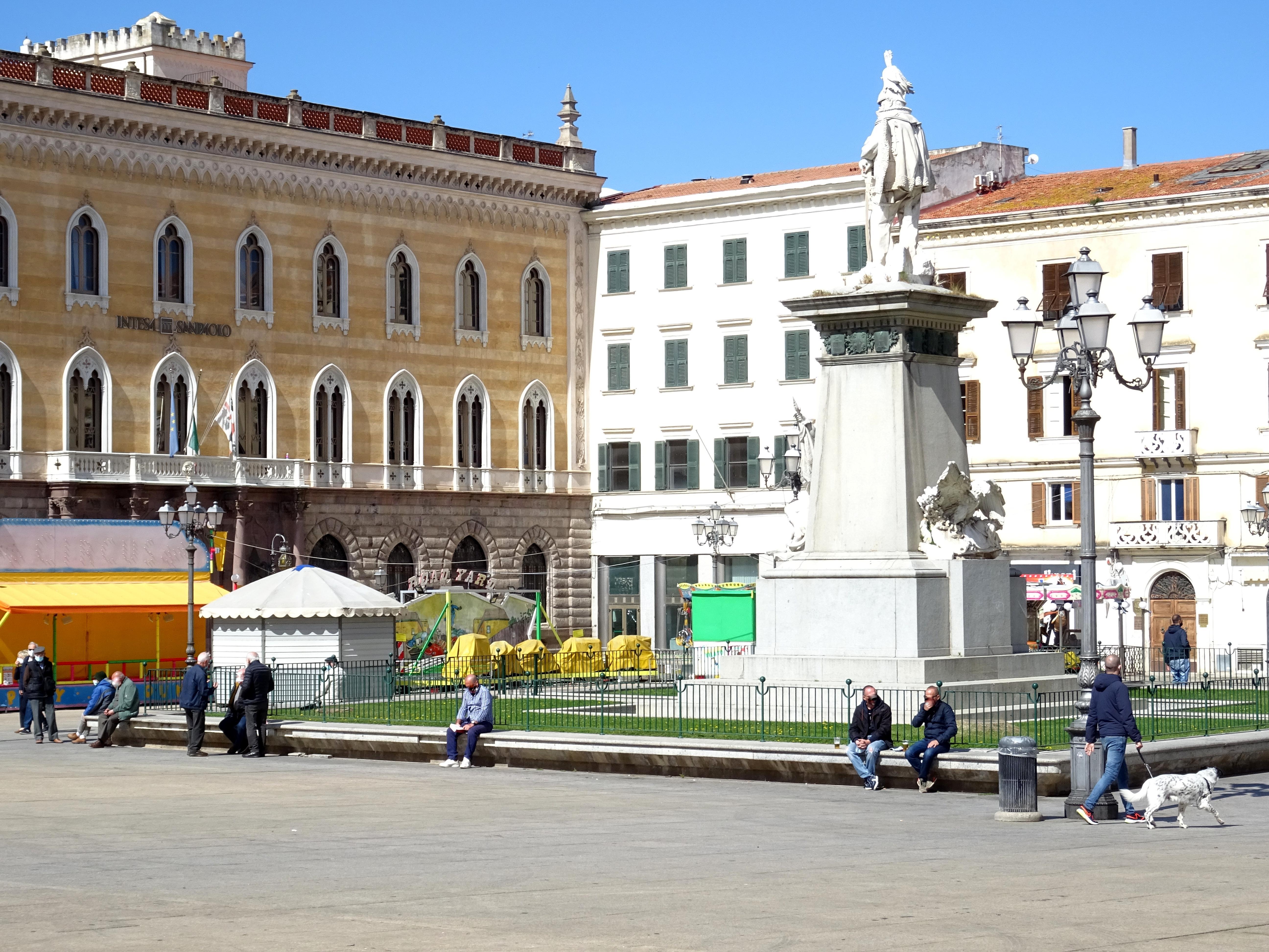 Piazza d'Italia a Sassari in zona rossa il giorno di pasquetta (foto Ivan Nuvoli)