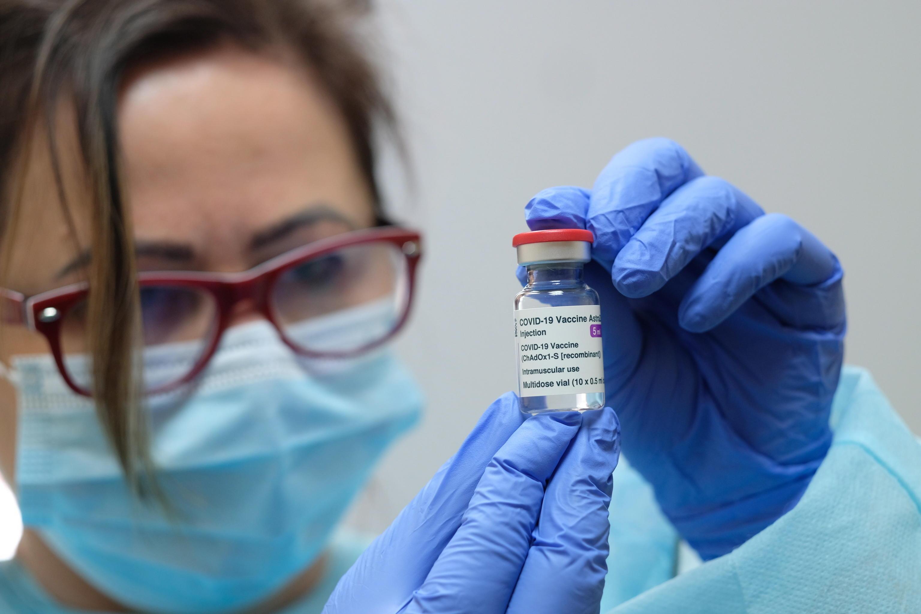 Vaccini in Toscana, come cambia il piano dopo le limitazioni su Astrazeneca. Fragilissimi: si spera anche nelle dosi Pfizer