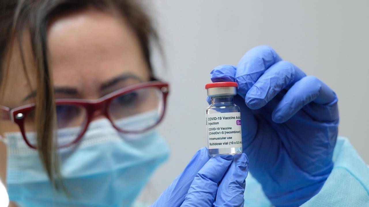 Vaccini in Toscana, come cambia il piano dopo le limitazioni su Astrazeneca. Fragilissimi: si spera anche nelle dosi Pfizer