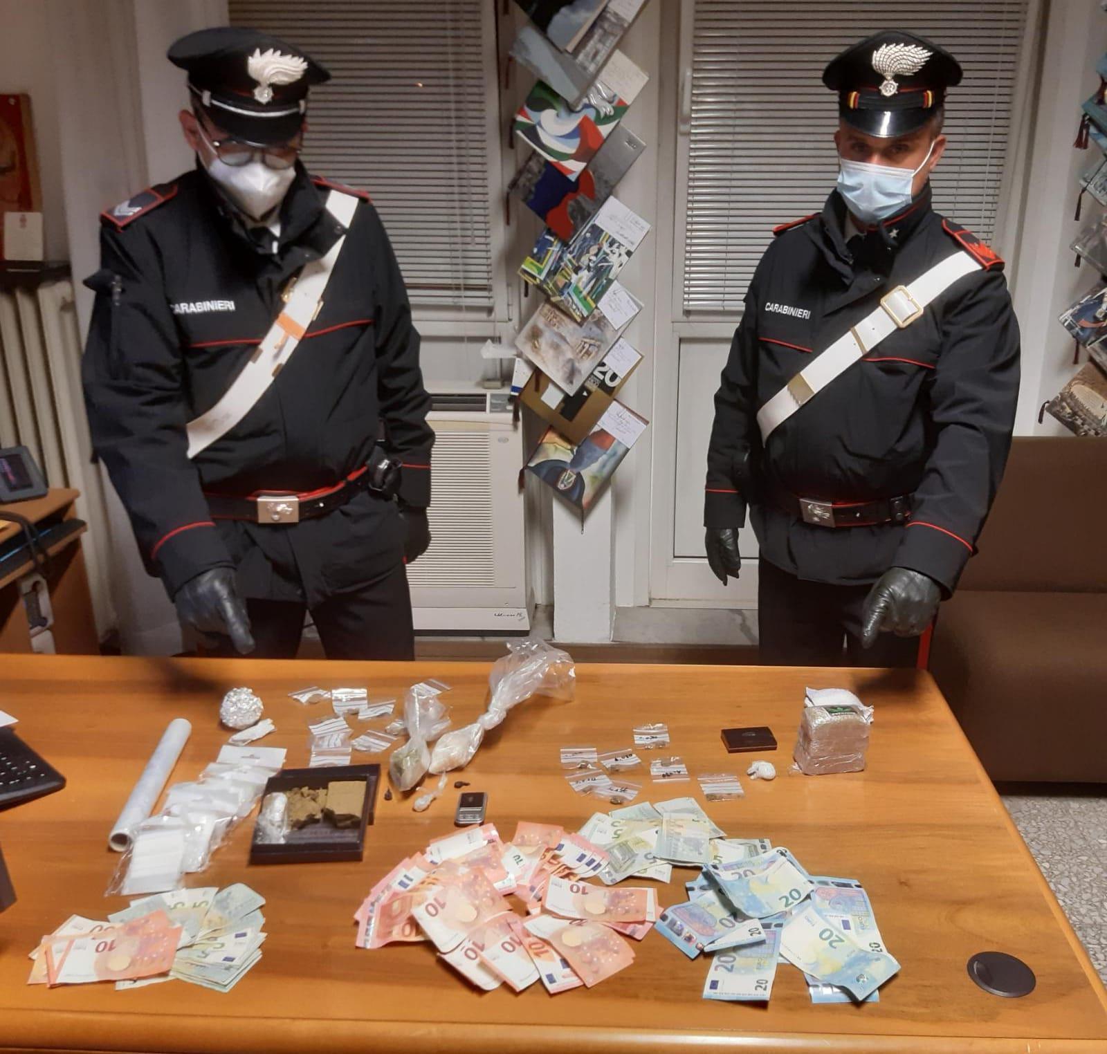 La droga e i soldi sequestrati dai carabinieri