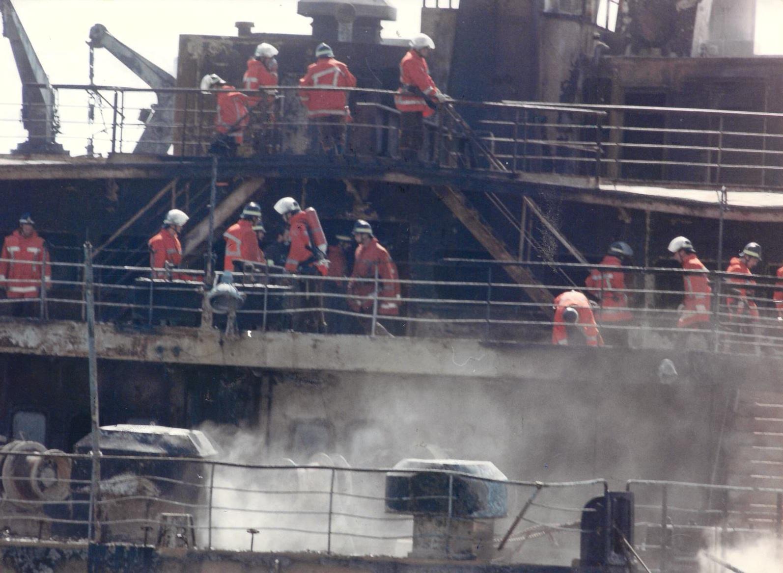 I vigili del fuoco al lavoro sul relitto del traghetto