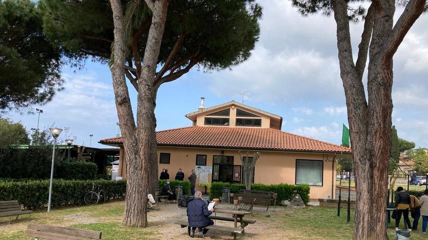 L’esterno del centro vaccinale al circolo Arci, organizzato per effettuare 400 vaccinazioni al giorno