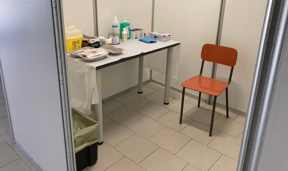Uno degli ambulatori per le vaccinazioni allestiti all’interno dell’edificio comunale di via Pertini