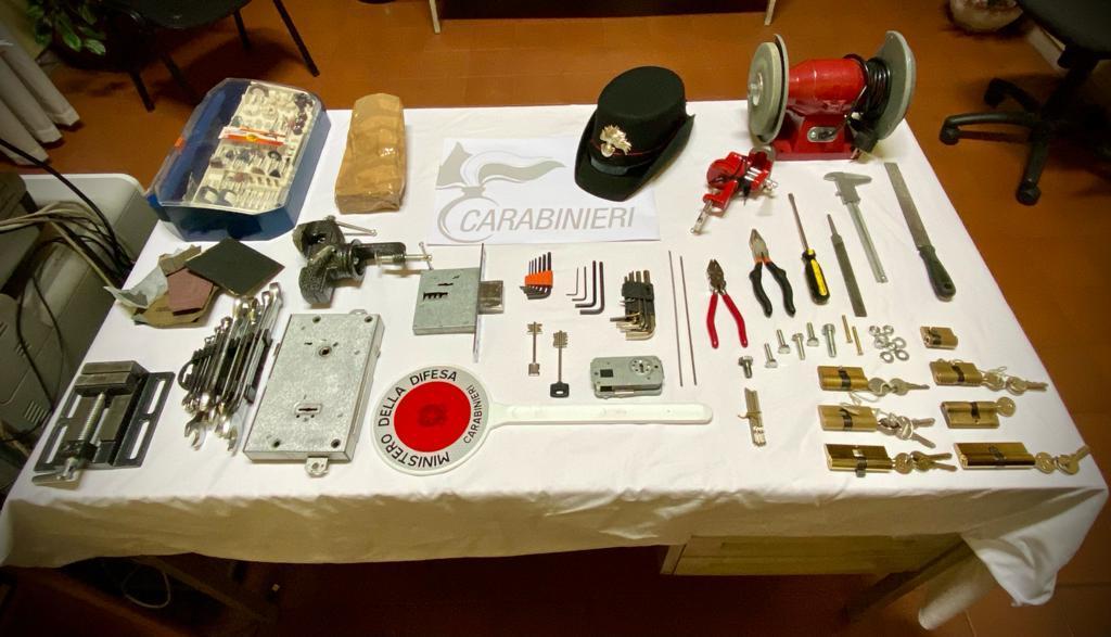 Gli arnesi sequestrati al giovane autore di un furto in un negozio di ottica di Montelupo Fiorentino