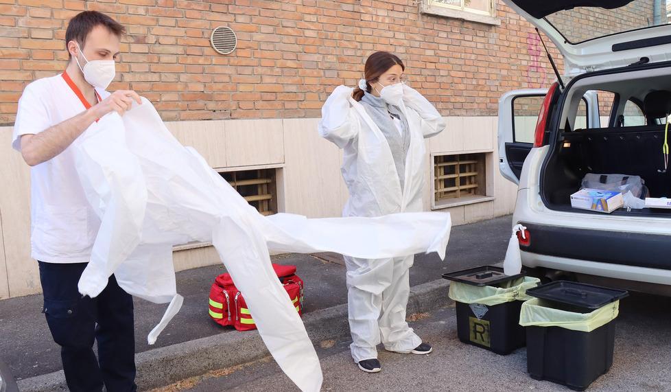 Le "squadre Usca" curano il Covid a casa dei pazienti: «Ora casi più gravi ma Cra immuni» 
