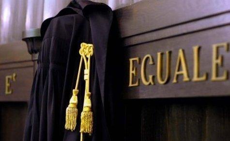 Stalking con mutande dell’amante: lui arrestato, amica a processo 