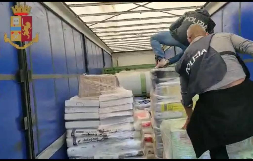 Gli agenti della Squadra mobile nel Tir con 20 chili di cocaina