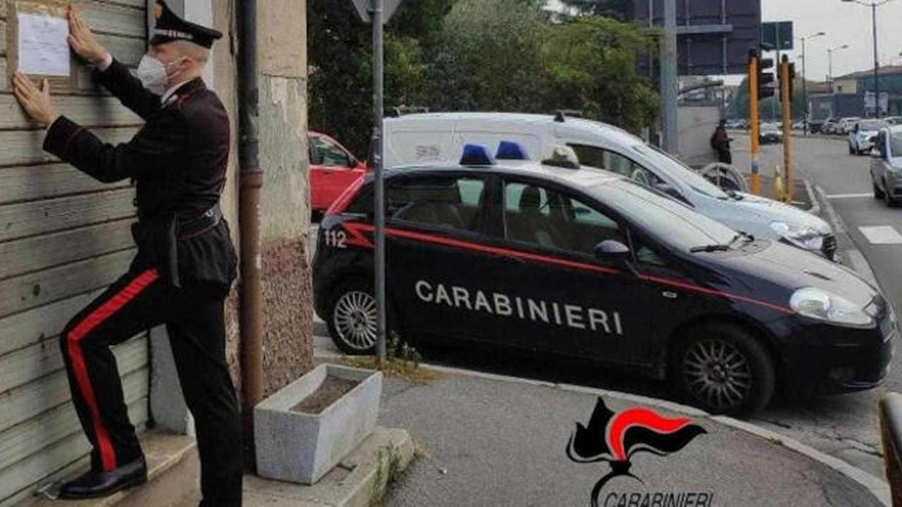 Un carabiniere mentre mette i sigilli al centro estetico