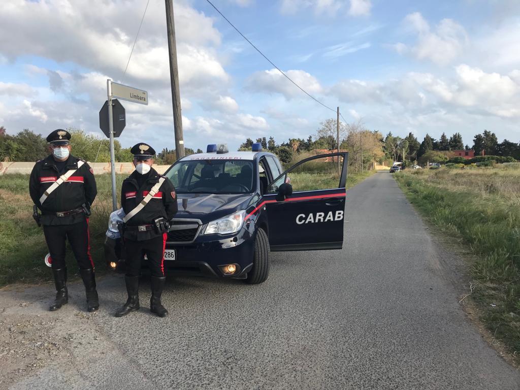 I carabinieri in via Limbara, sullo sfondo la villetta della tragedia (foto mario rosas)