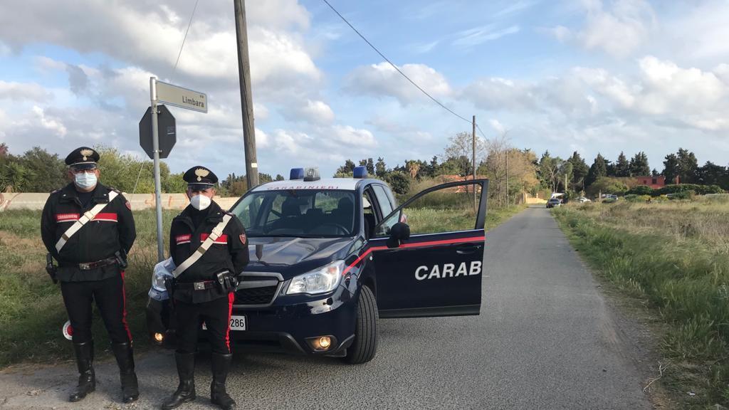 I carabinieri in via Limbara, sullo sfondo la villetta della tragedia (foto mario rosas)