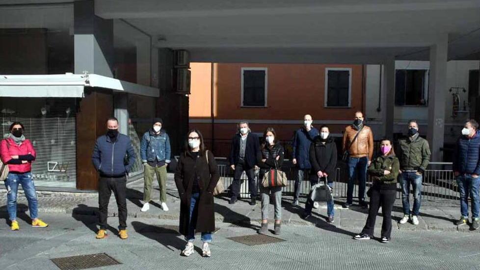 Negozianti disperati: «Con i contagi alti non c’entriamo nulla, lasciateci riaprire»