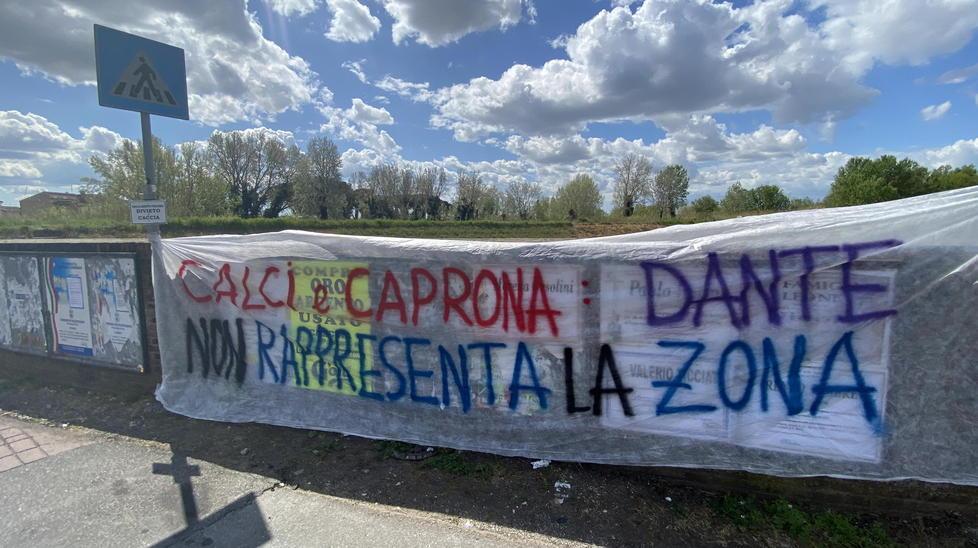 Dante riaccende il campanilismo, uno striscione contro il “suo” murale - Foto
