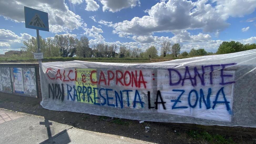 Dante riaccende il campanilismo, uno striscione contro il “suo” murale - Foto