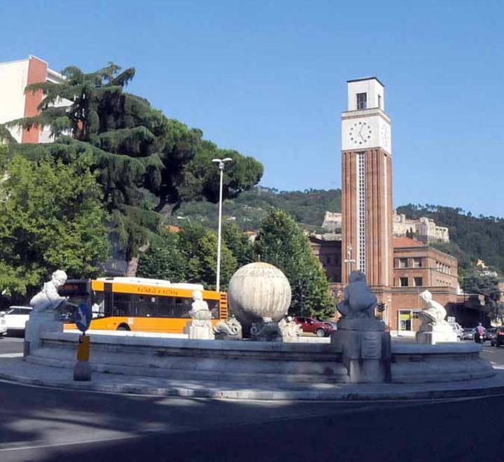 Piazza Liberazione a Massa rinasce ma con 30 parcheggi in meno 