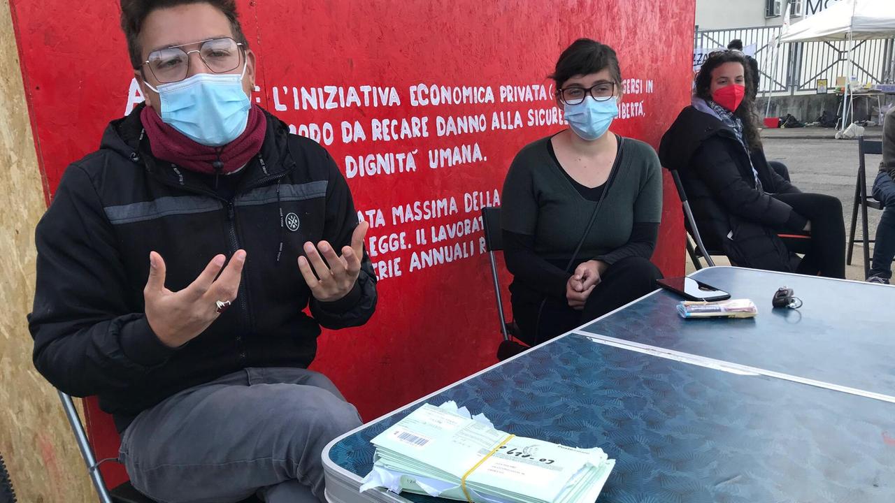 Luca Toscano mostra il pacco di multe ricevute. A destra Sarah Caudiero