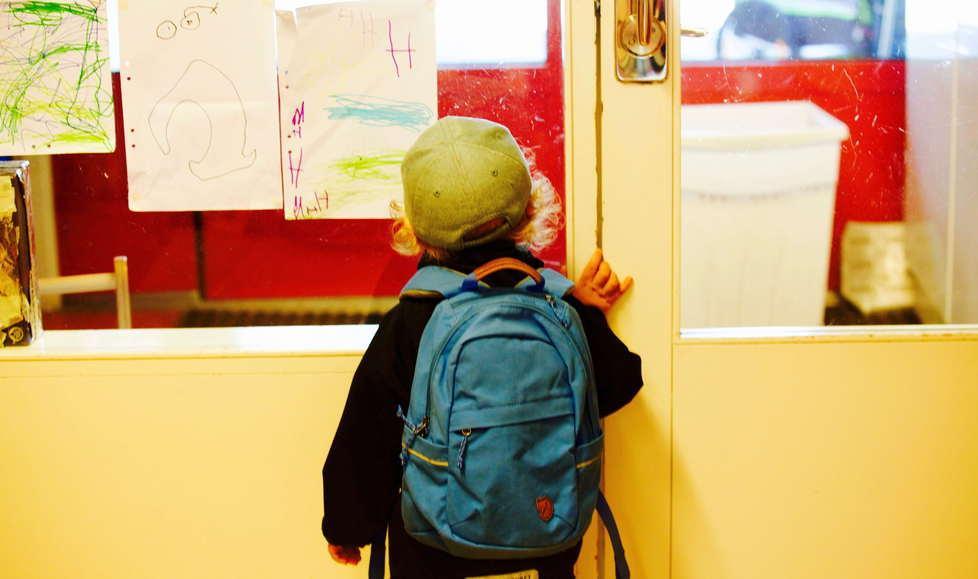 Modena, violenze sui bimbi, maestra a processo I genitori allarmati dalla chat di classe 