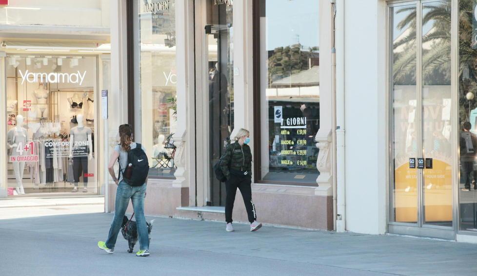 Negozi con prenotazione, Confcommercio preme: «Facciamolo al più presto» 