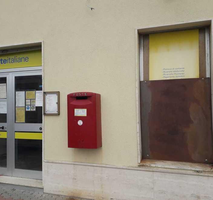 Postamat rimosso da 4 mesi residenti costretti a spostarsi