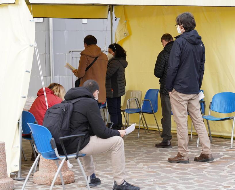 Vaccino, la prima dose al 14% dei cascinesi E sugli eventi culturali scintille in aula 