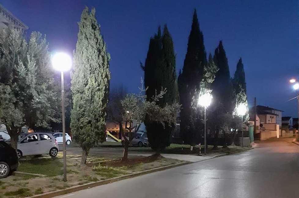 Nuove luci di fronte alla chiesa di Casciavola