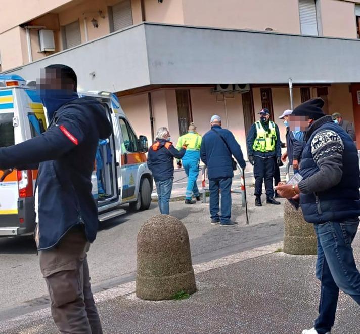 Aggressione alla stazione tra pugni e bottigliate in testa 