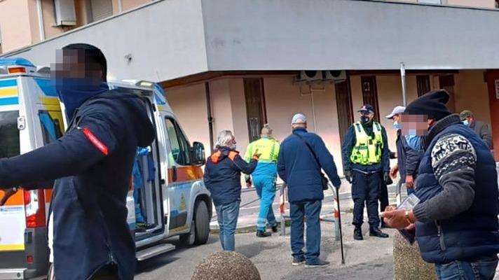 Aggressione alla stazione tra pugni e bottigliate in testa