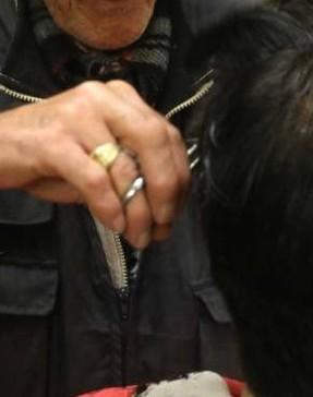 Multati i due barbieri che facevano i capelli di nascosto nel negozio