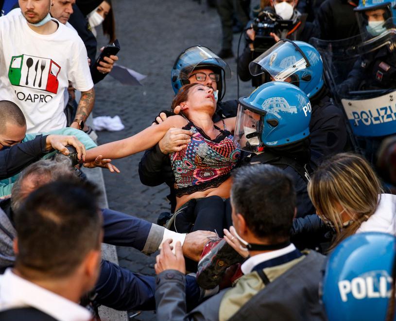 Cresce la rabbia sociale I vescovi: «Bisogna ascoltare il disagio»