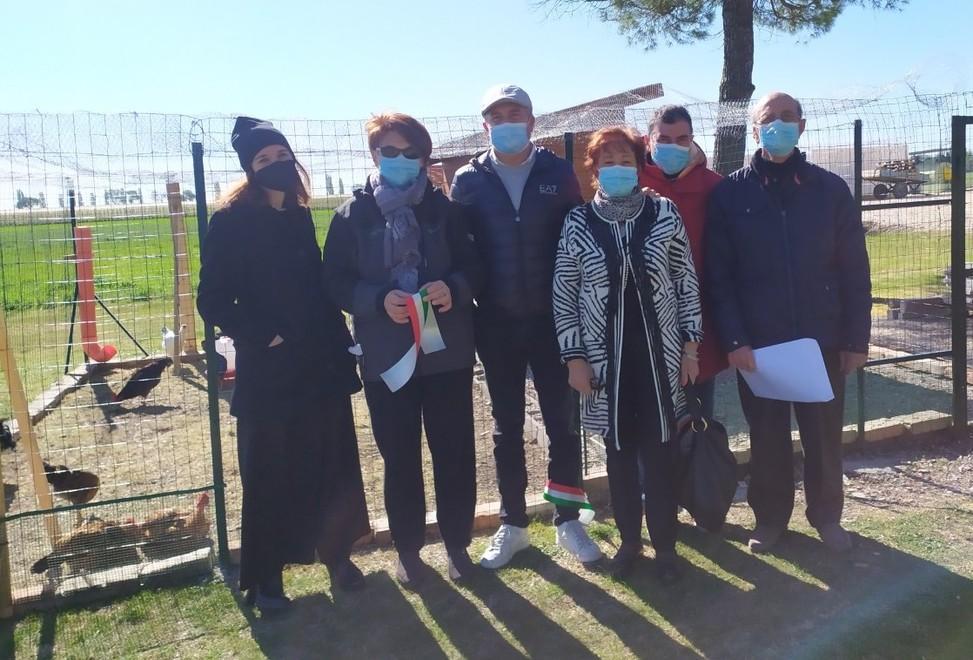 Inaugurato il pollaio «Venite a conoscere i pulcini e le galline»