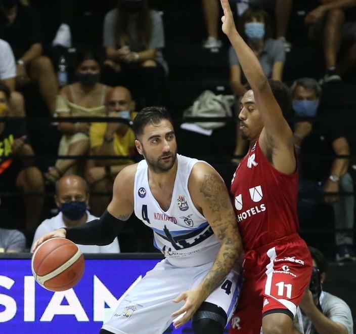 Aradori a pranzo senza mascherina viene richiamato dalla Fortitudo
