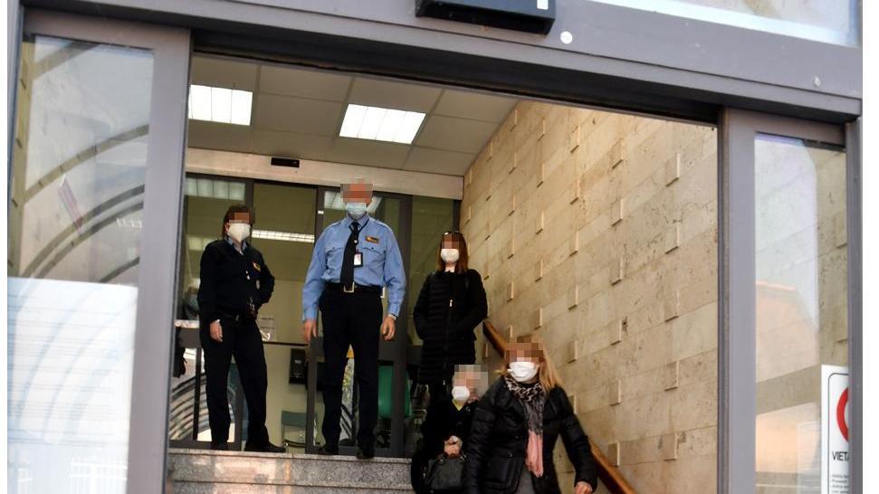 Fila e assembramenti in via Pira e in molti rifiutano AstraZeneca
