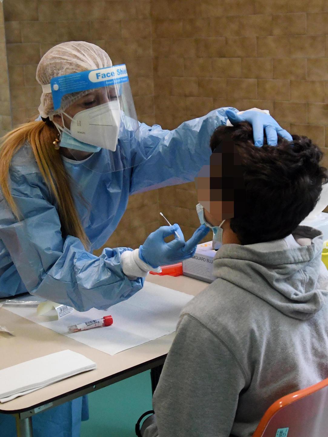 Casi ancora in crescita, tante le scuole chiuse 
