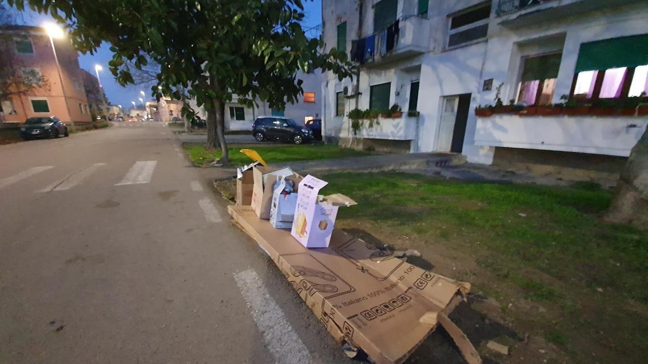 Residenti in trincea contro i rifiuti abbandonati
