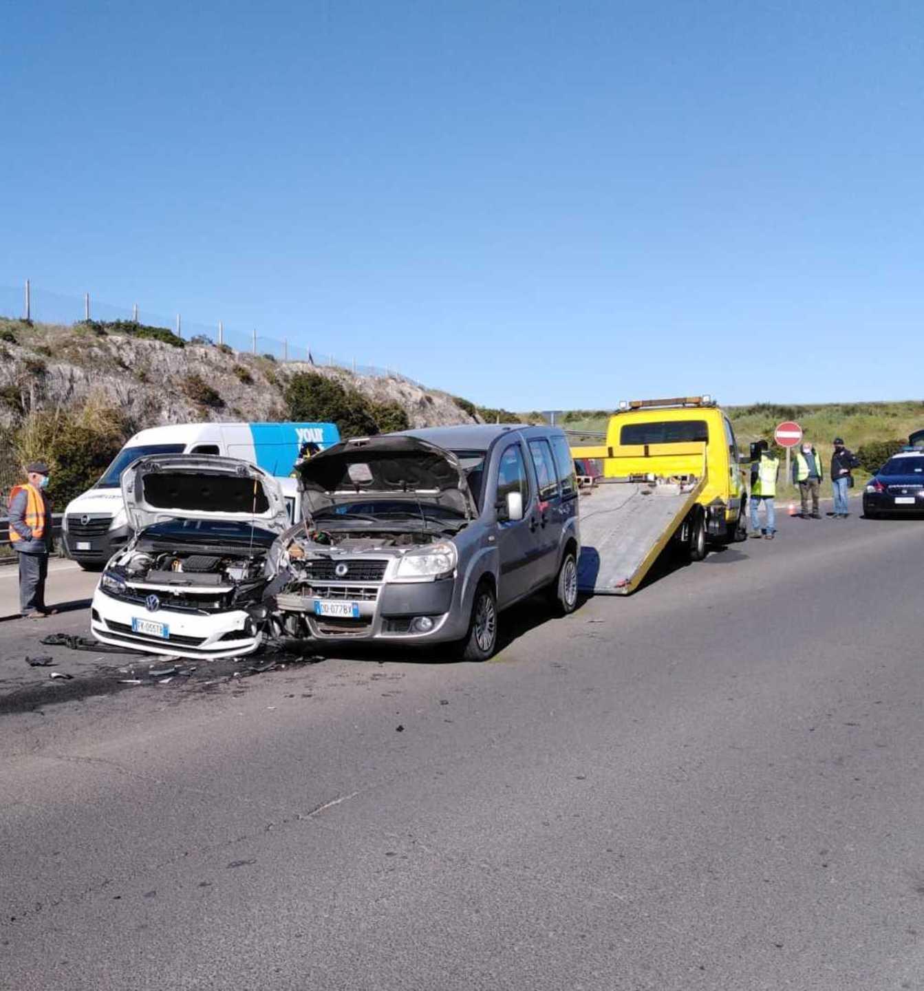 Scontro sul ponte Colombo per una mancata precedenza