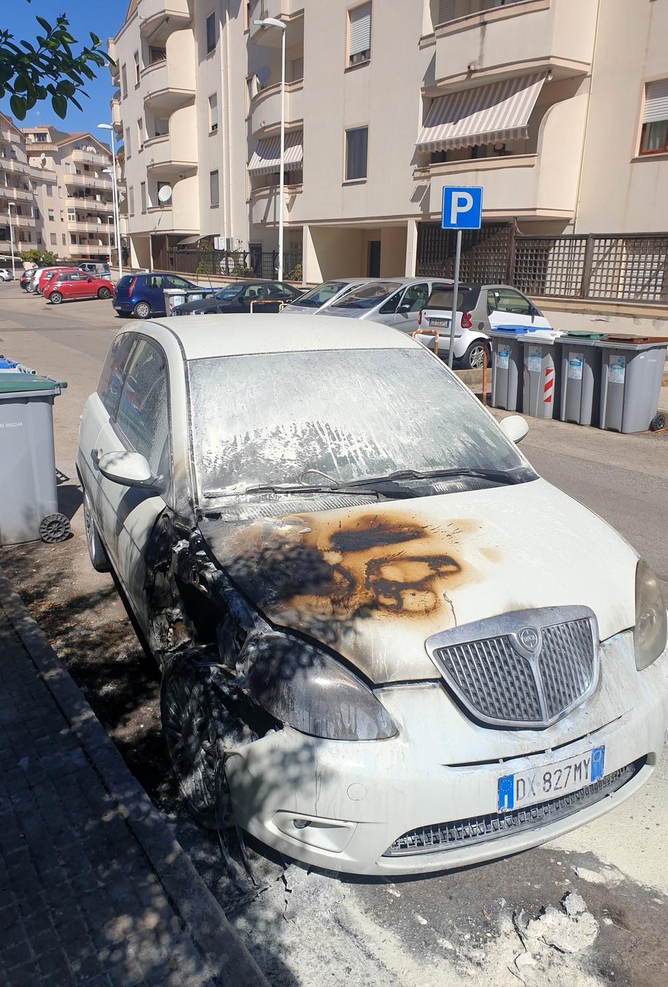 In via Floris Lancia Ypsilon data alle fiamme in pieno giorno