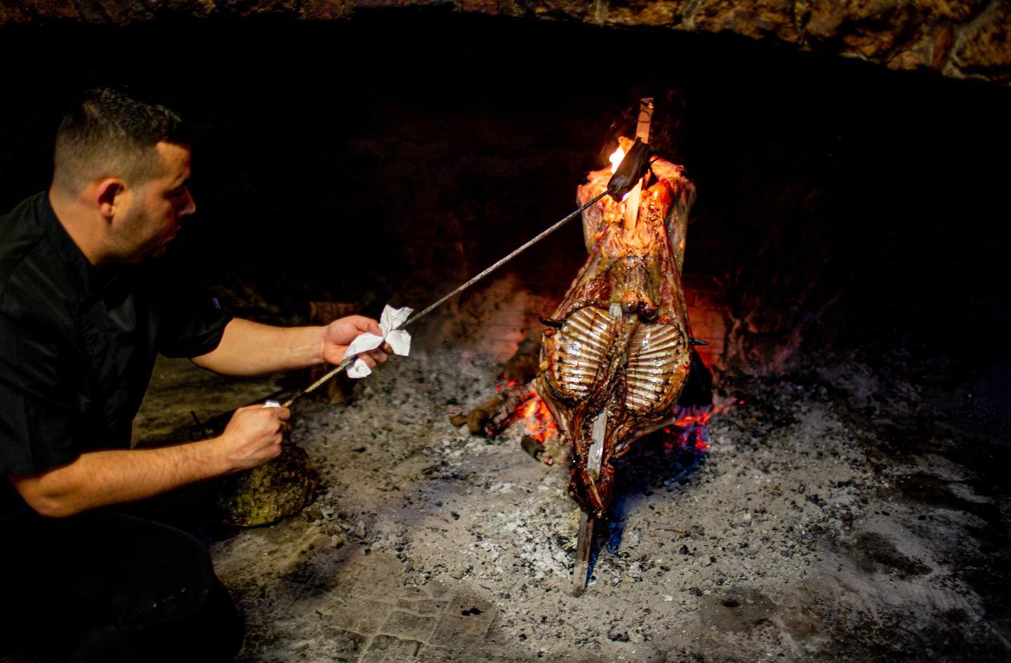 Lo spiedo e il fuoco come in un rito antico per cucinare l’agnello