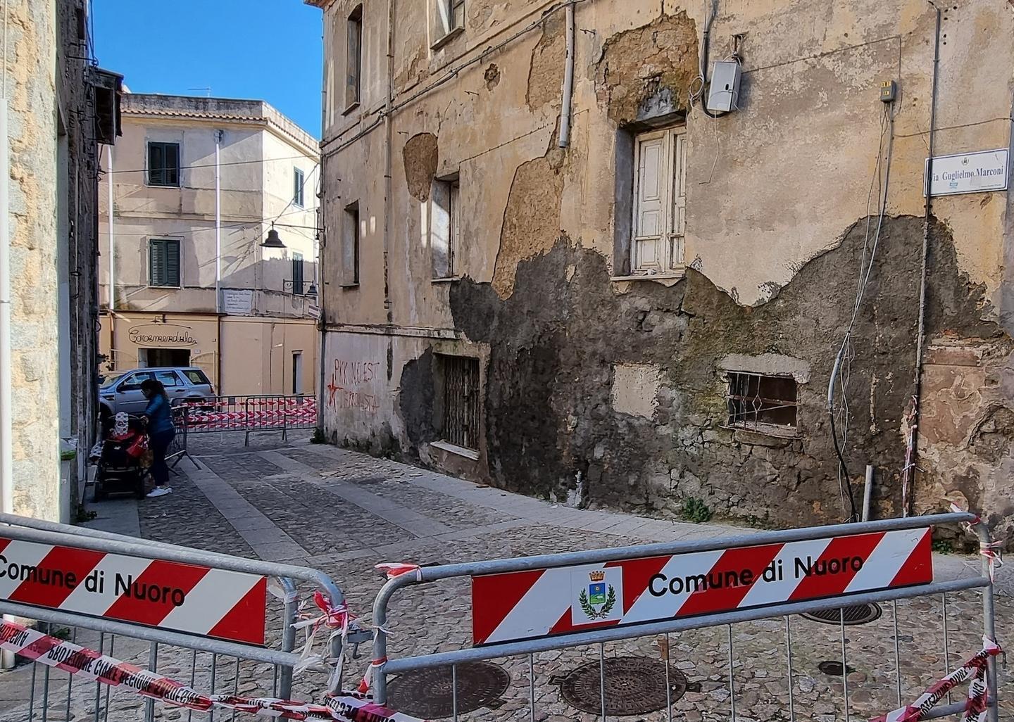 Santu Predu cade a piccoli pezzi 