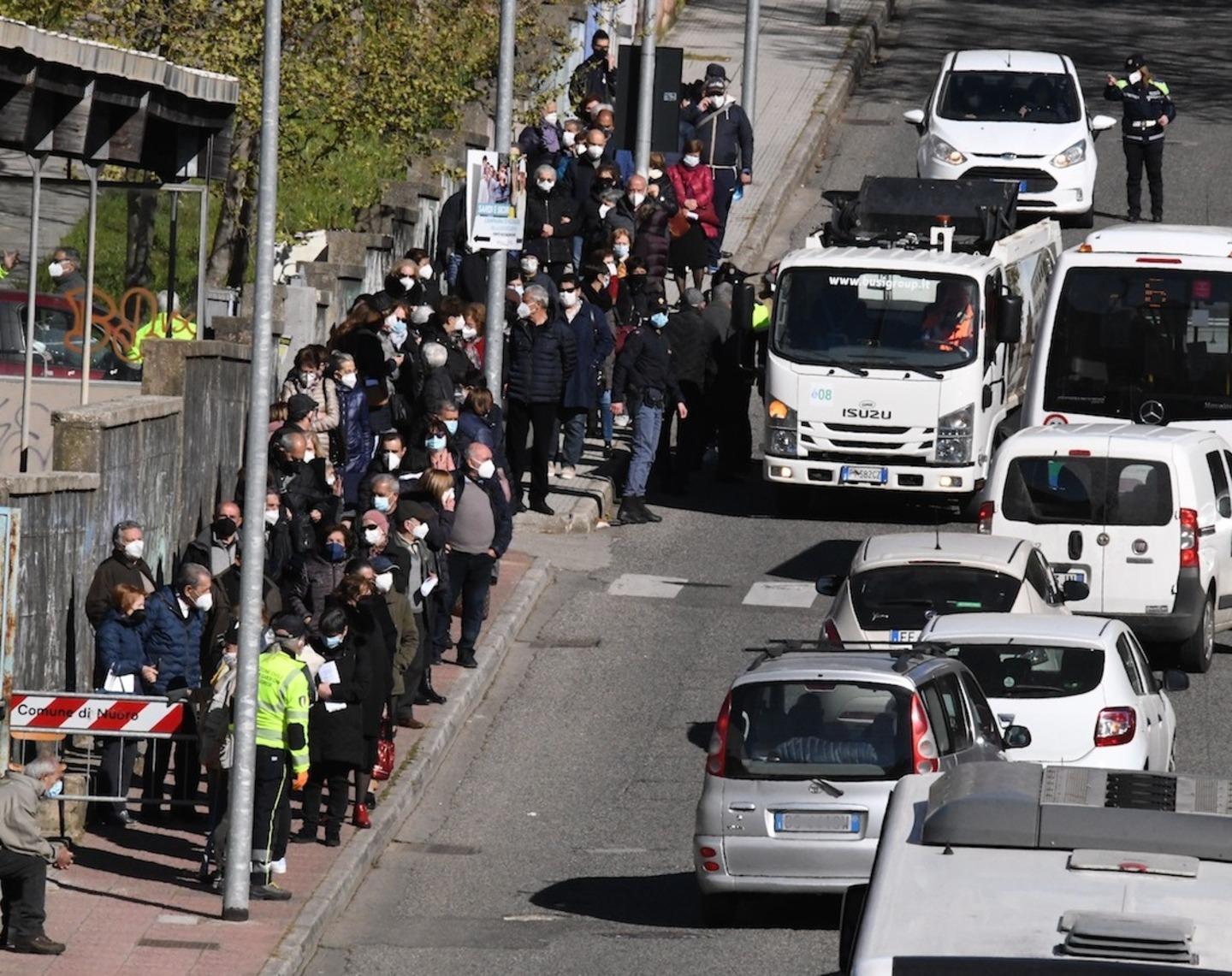 Anziani in fila per ore al freddo 