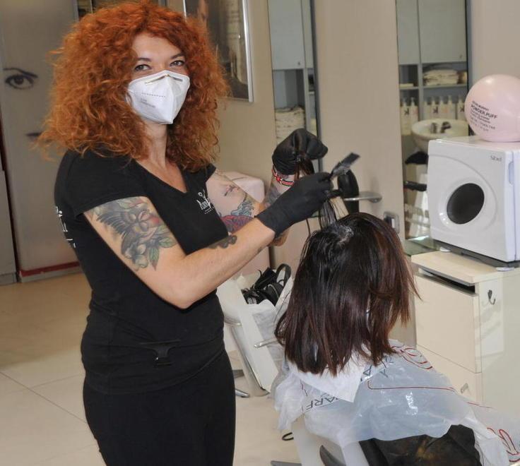 Lezioni in classe fino alle superiori, riaprono parrucchieri e negozi 