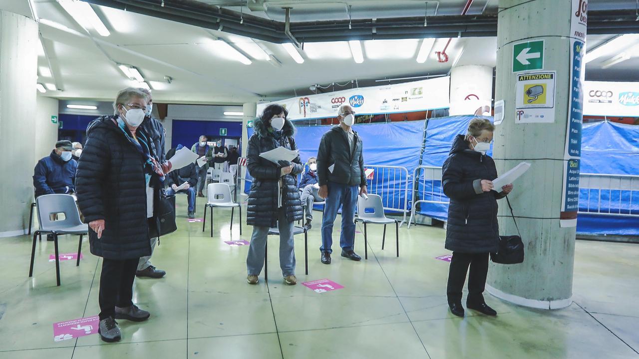 I centri vaccinali restano aperti nel fine settimana per immunizzare gli over 80